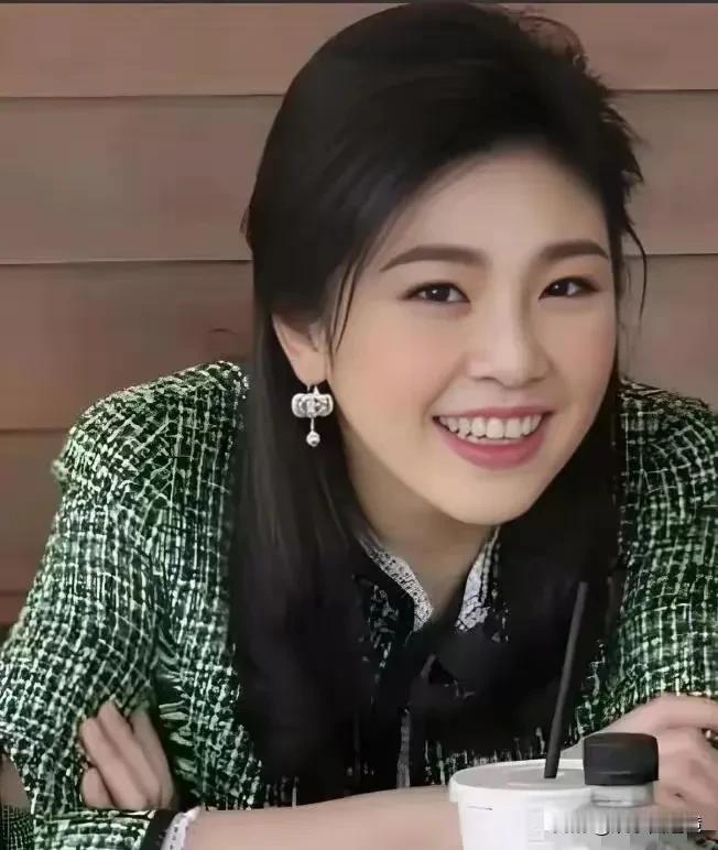 这的确是个大美人，作为泰国的前总理，集权力、优雅、妩媚、端庄和可爱于一身，综合实