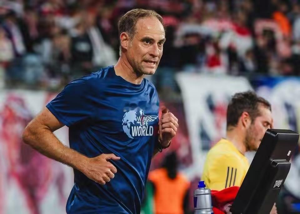 莱比锡总监为募捐在跑步机狂跑整场，但球员迪奥曼德冷眼旁观今天凌晨结束的德甲第31