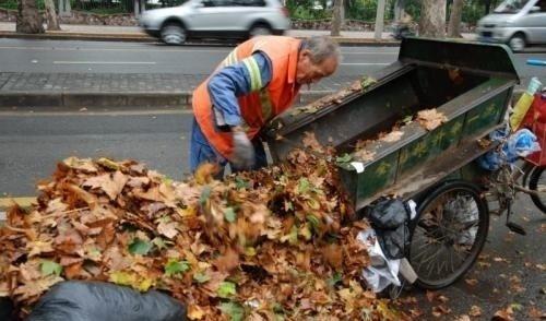 城市中独行的身影值得被看见！
在城市人流稀少的清晨或午夜，总有一群独行的身影在忙