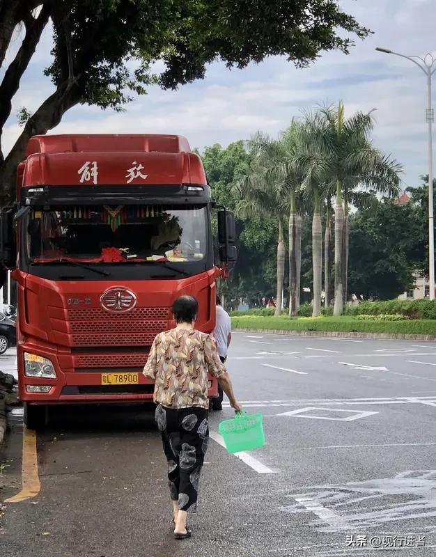 近日重庆街头上演了一场本可避免的悲剧。一辆正常行驶的大货车在绿灯亮起后启动，不料