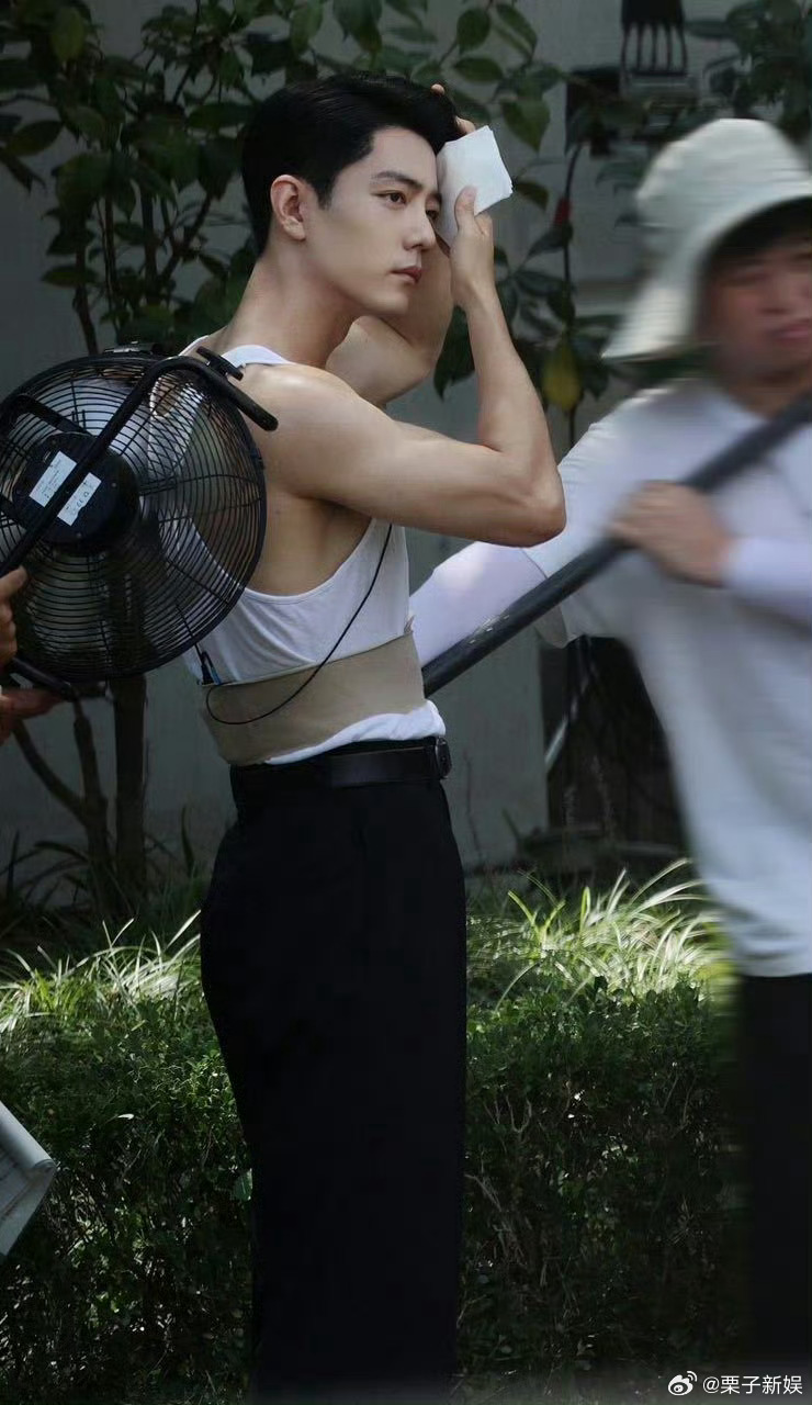 肖战美男擦汗肖战老头衫擦汗路透肖战老头衫擦汗路透，这是真美男，[心][心] ​​