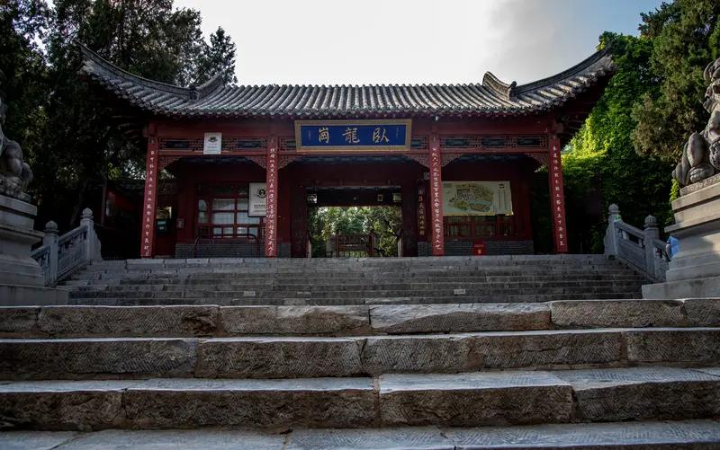 考古与地名双重考证：
南阳卧龙岗才是诸葛亮躬耕原址
 
考古地层是还原历史最硬核