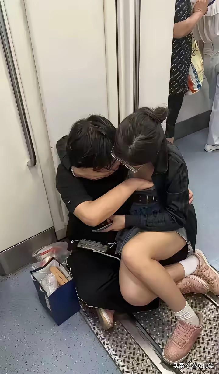 不是饿，是青春值得享受！
某地地铁上，一对青年男女的“互动”引发网友热议。
看这