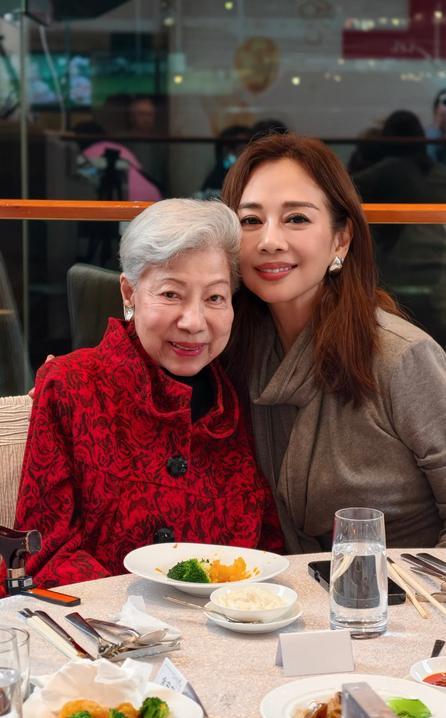 我天，这年头还能攒出这种局？
陈玉莲、黄日华、狄波拉、米雪…一帮加起来几千岁的