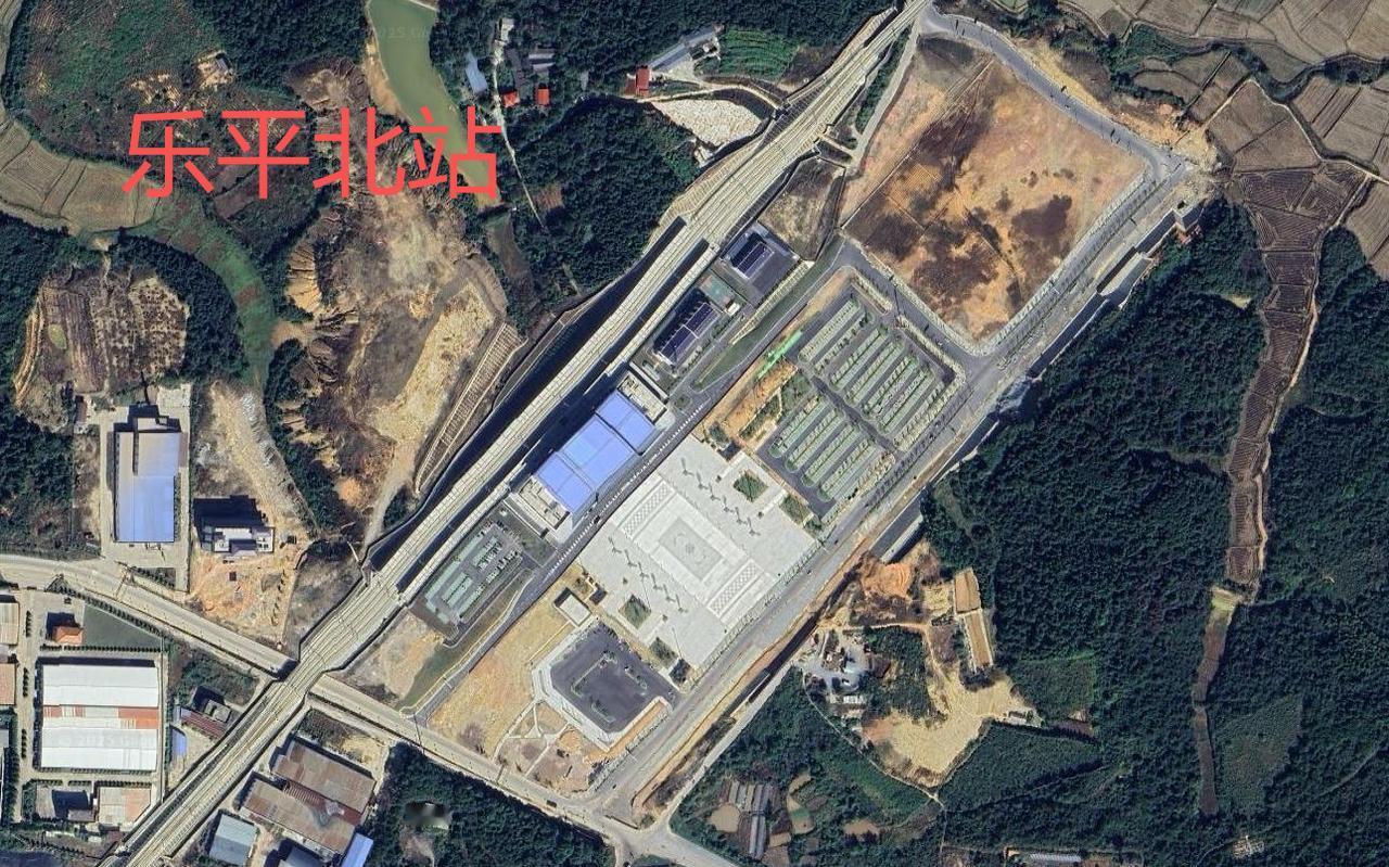 乐平北站位于乐平市塔前镇境内，于2023年12月27日投入使用，车站规模为2台4