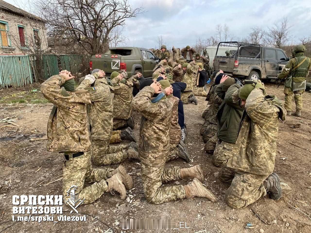 米尔诺格勒包围圈，成群的乌军士兵向俄军投降。 