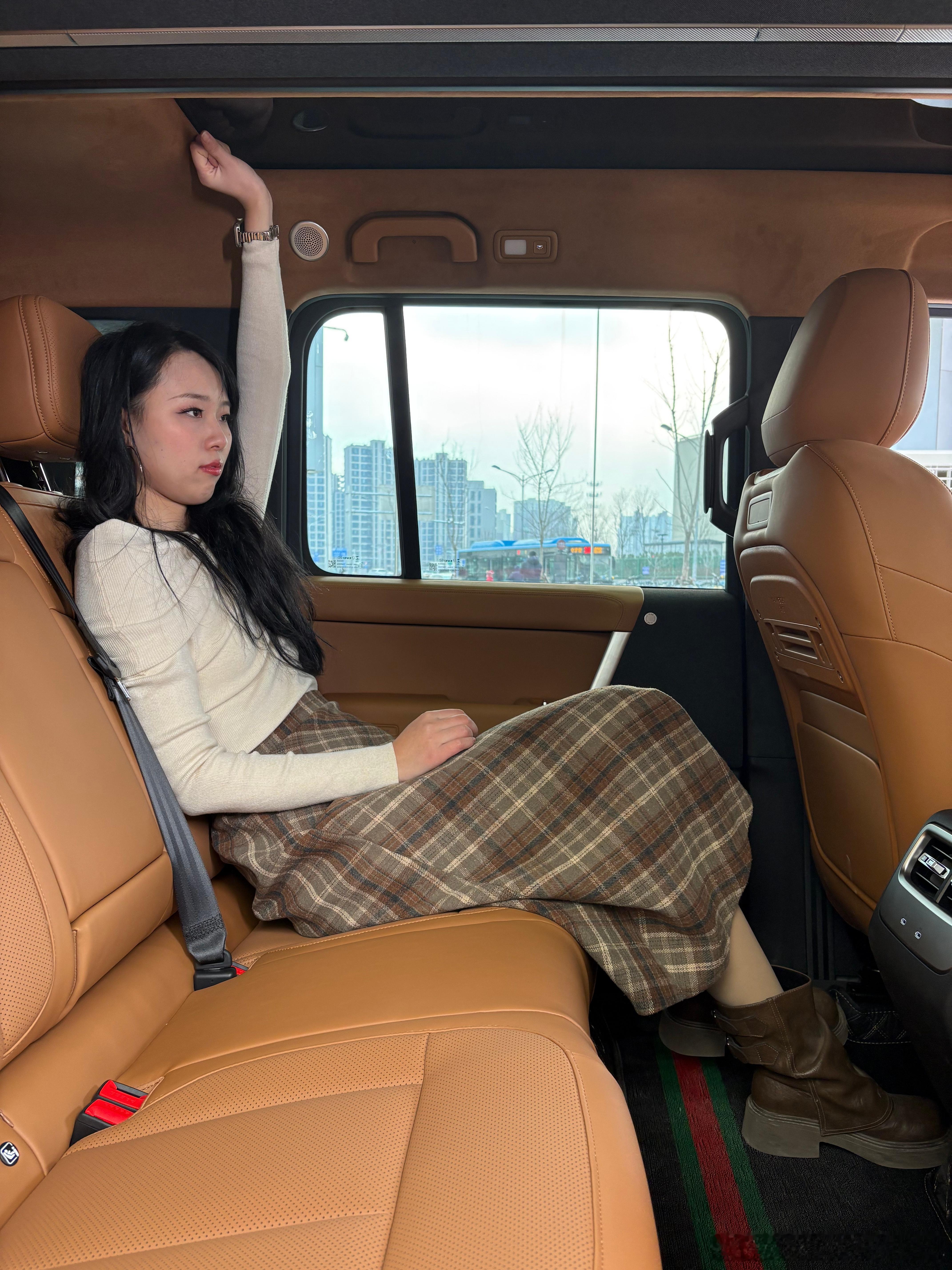 今天来到店拍iCAR V27了，空间是真的大，175cm的同事坐二排，头部空间竟