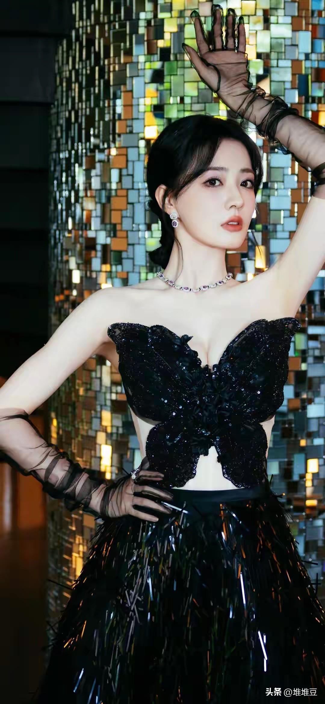 徐璐直播时，
被网友直接点名：
“你牙齿怎么上面白、下面不白？”

换别的明星可