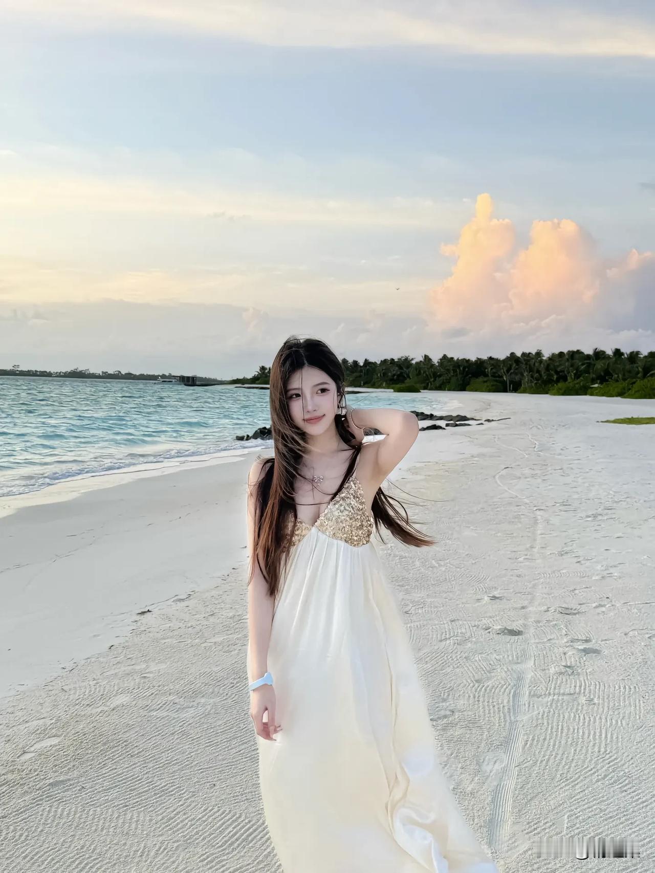 海边漫步，轻纱飘逸，感受海风拂面，心旷神怡。