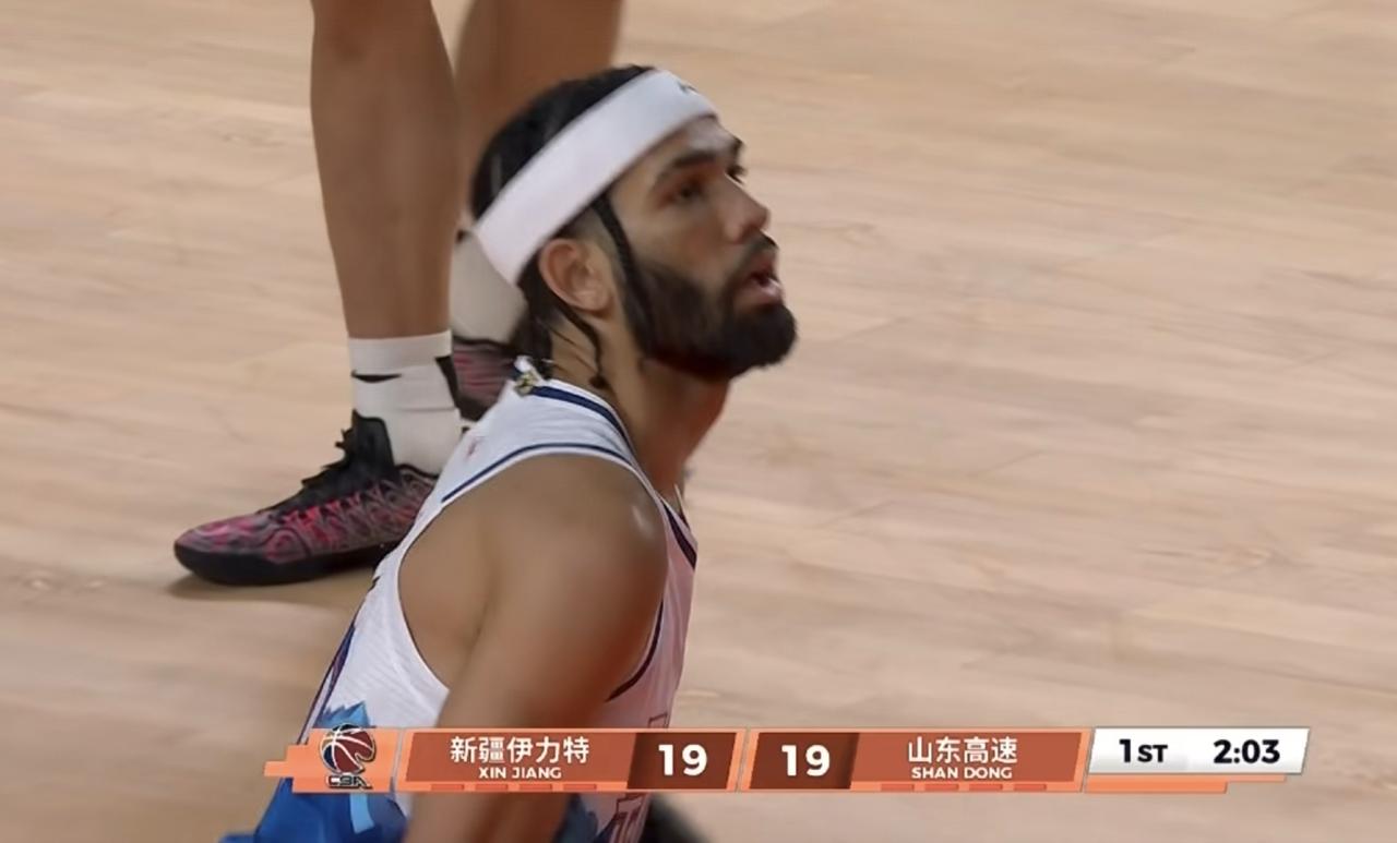 咋回事呀！新疆队的新外援丹尼尔，怎么有些瘦小，还只传不攻，几个抛投也没有进呀！这