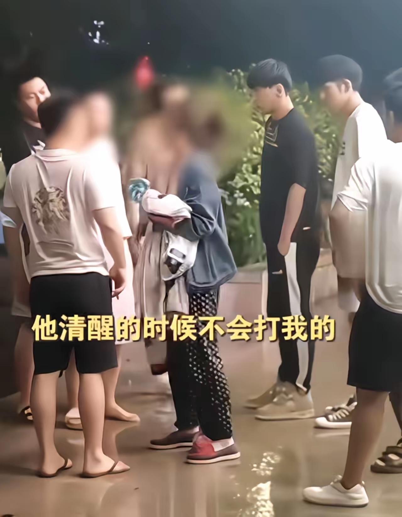 街头孝子暴打亲妈，路人一巴掌后，剧情惊天反转！

下午四点，商业街人潮涌动。一个