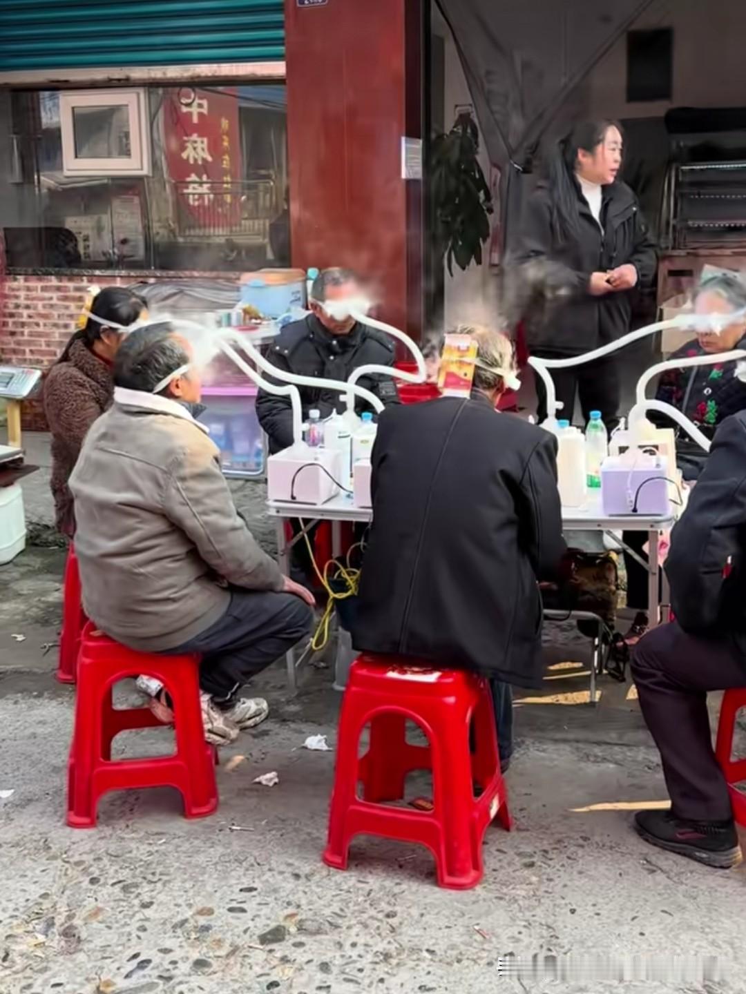 这些老人除了家里人不信，其他人说的都信，大家知道为什么吗？因为这些骗子对老人太热