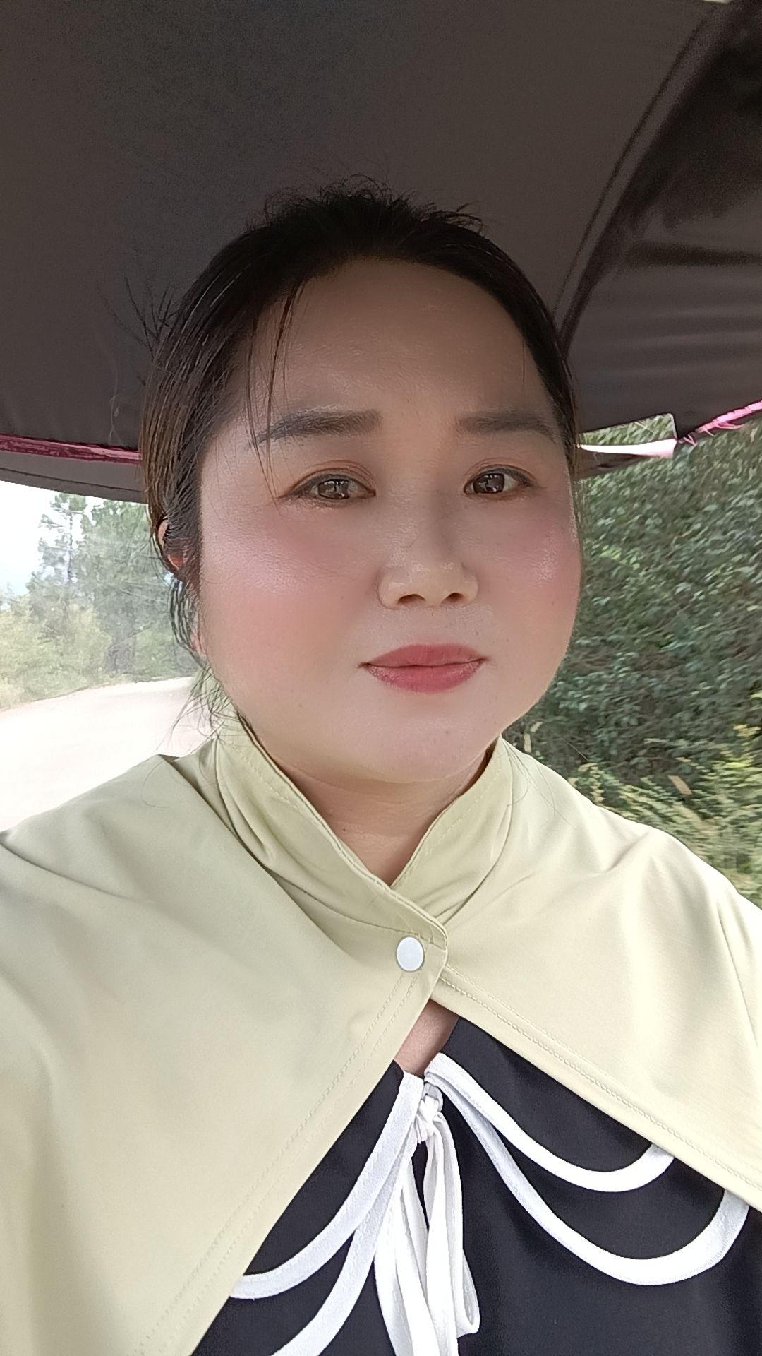 人生就像一杯酒，有苦有甜也有愁……