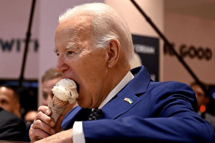 美国人这几年选的总统，要么痴，要么颠……痴的那个是装傻，这个是真颠！都是官司缠身