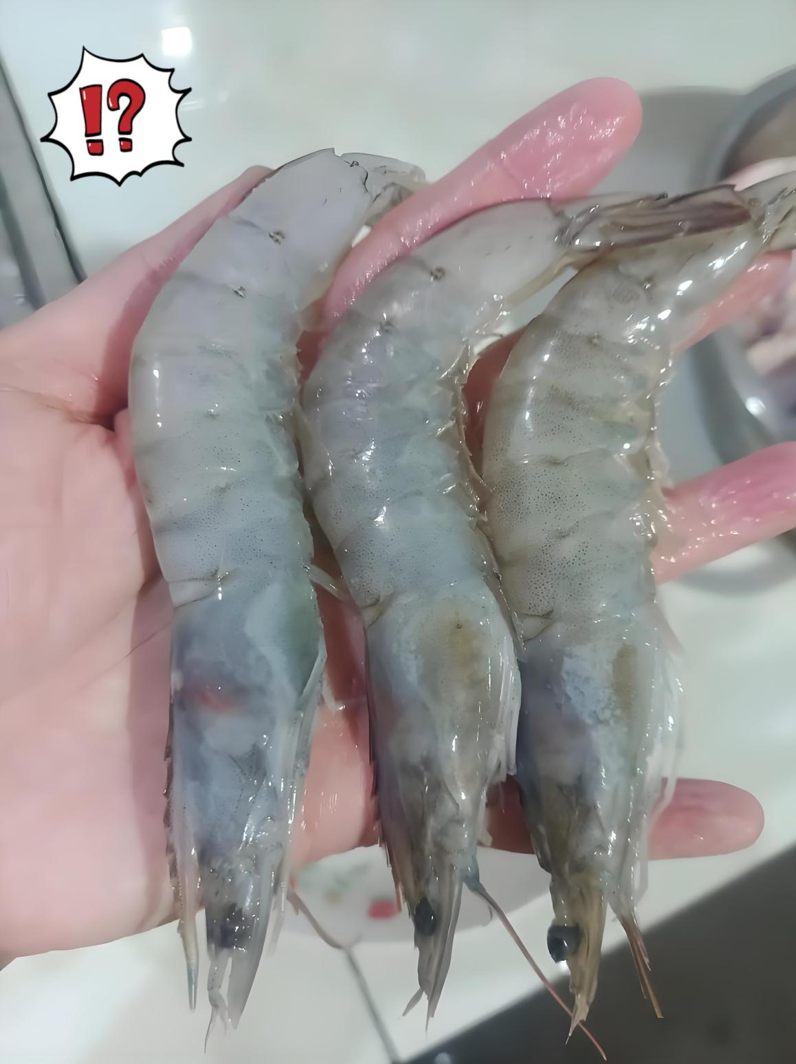 今天和老伴去镇上定做羽绒服，并顺便去超市买点水果回家。

路过鱼摊时，身边的老伴