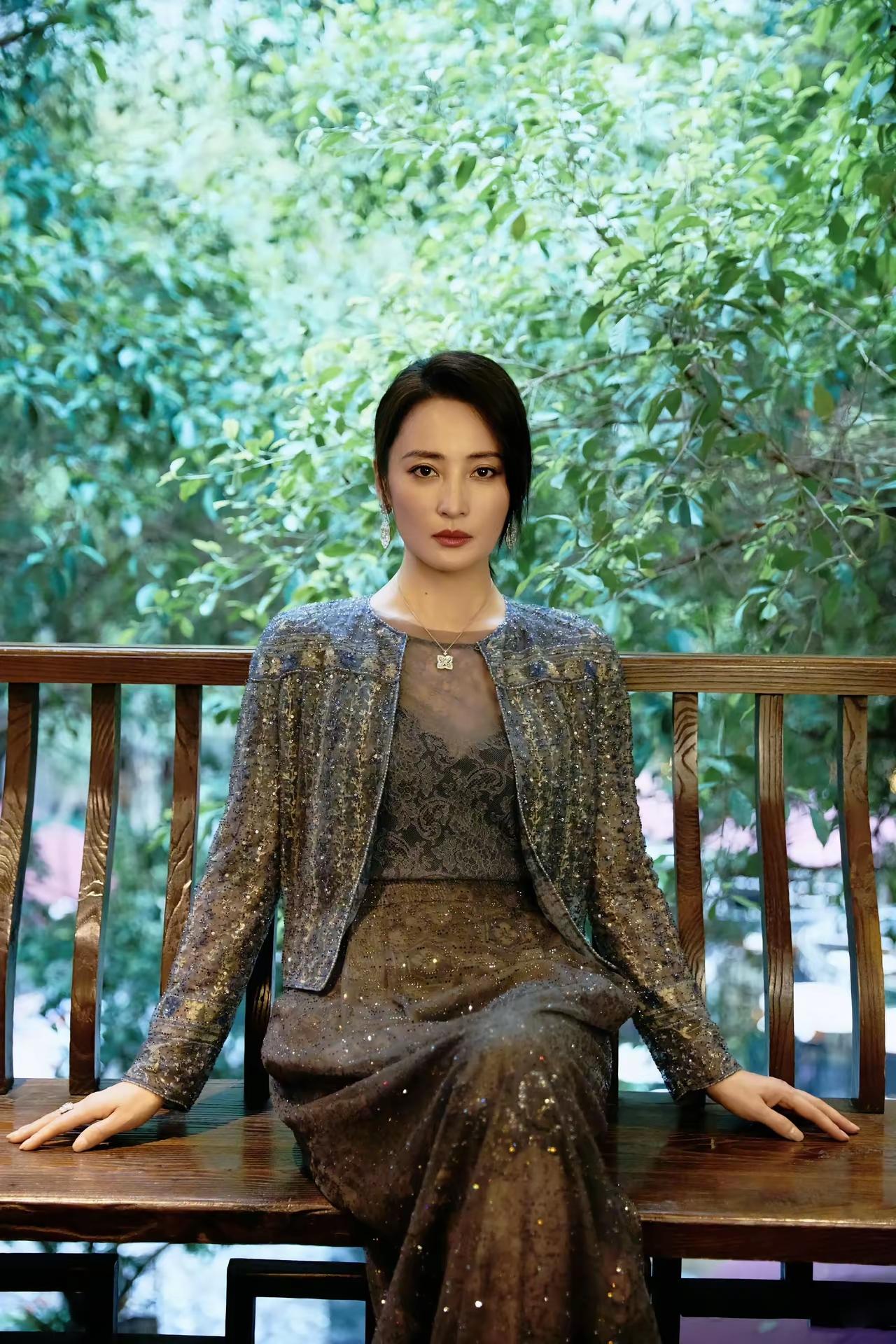 知道什么样的女人最让男人着迷吗？看看蒋勤勤就知道了。她有着江南女子的温婉柔情，一