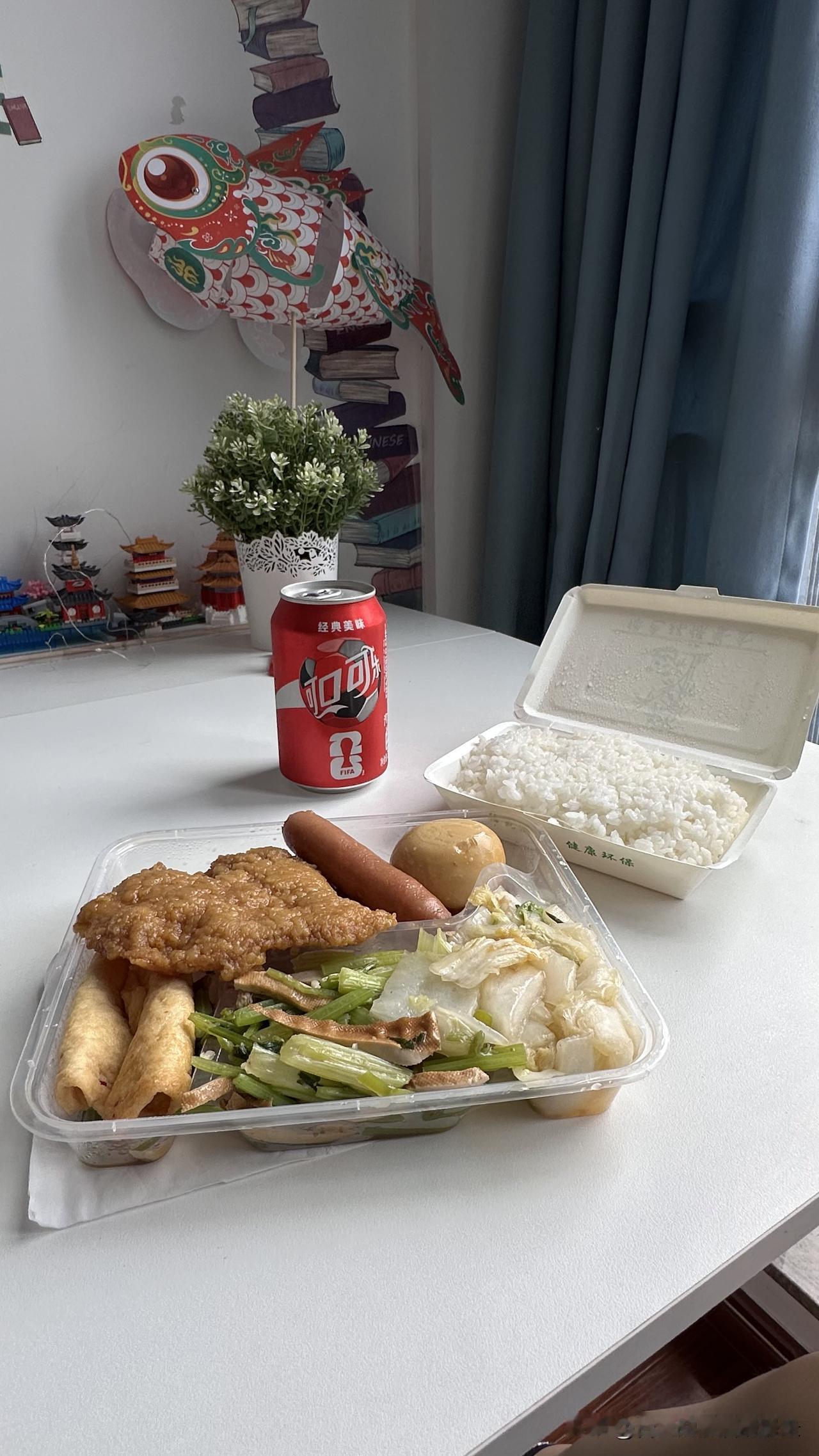 台北人在苏州，中午我又点了昨天点过的快餐，满满一盒有菜、肉、香肠、素菜的家常菜，