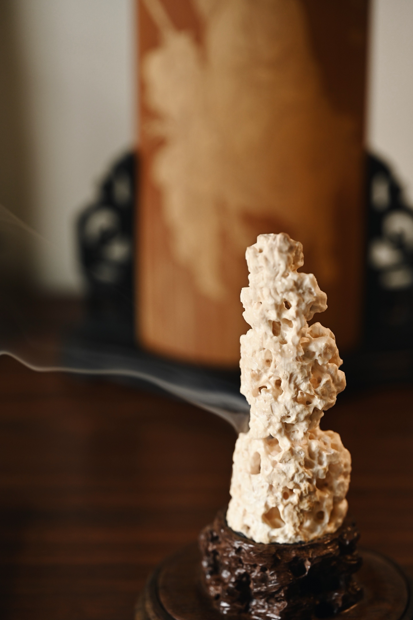 猛犸 | 湖石 香炉料质坚密莹润，巧摹太湖石风骨，孔洞层叠，光影流转。炉身随形就