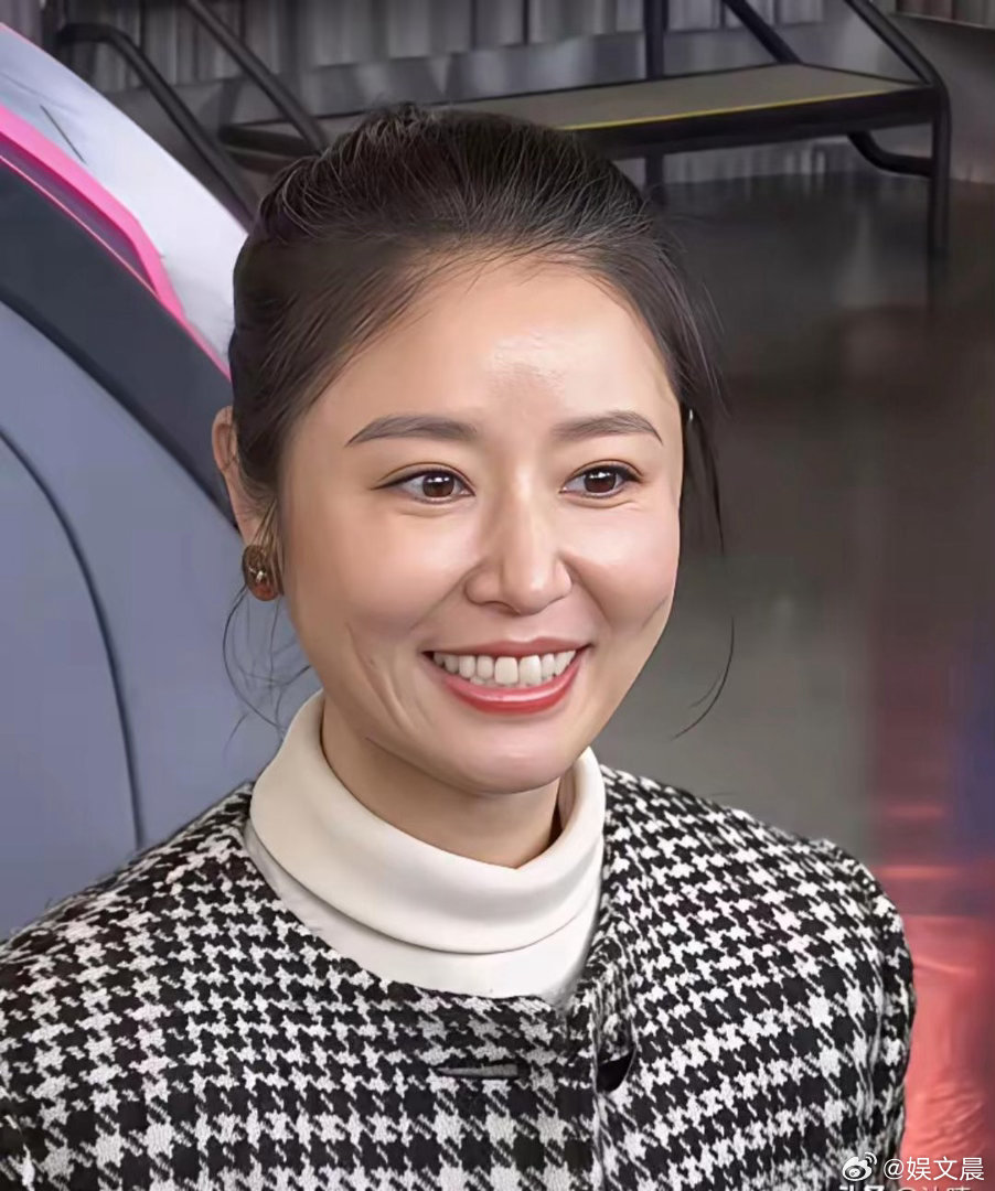 五十岁的林心如亮相活动，状态依旧在线，优雅灵动美如少女 