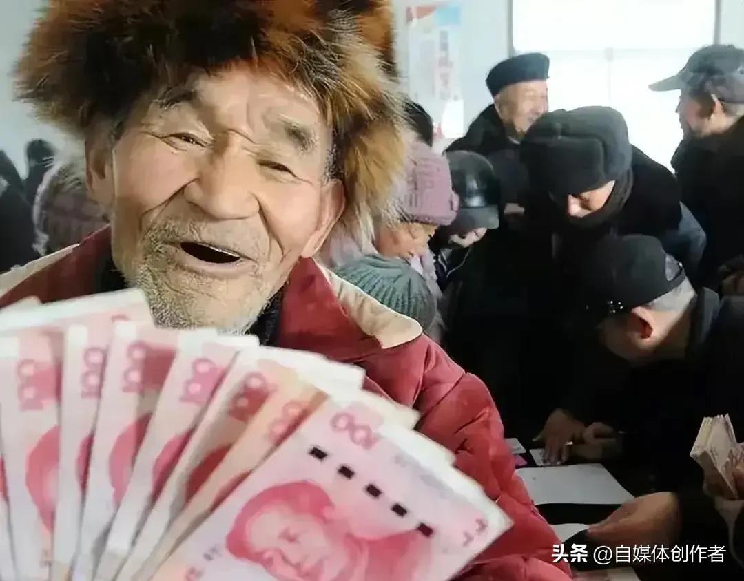 农民养老金引热议，高龄保障成民生焦点
 
2026年全国两会，农民养老金提升成为