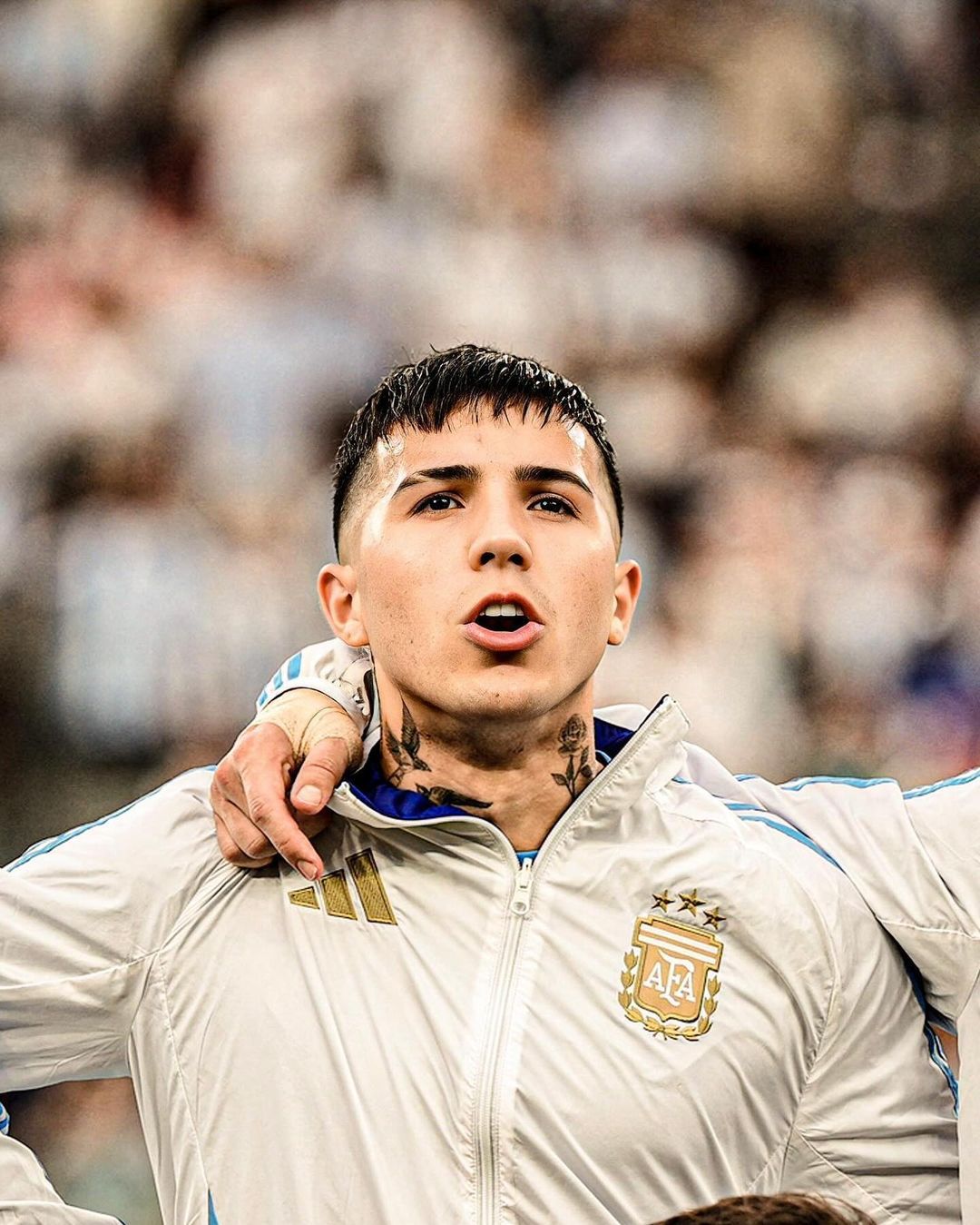 恩佐ins晒照庆祝胜利：冲吧，阿根廷！！我们进入了决赛，又迈出了一小步。祝大家国