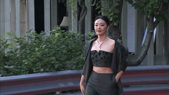 高叶腹肌高叶看着也不是很骨感居然还有这么明显的腹肌[流鼻血]吃烤肉的飞飞好羡慕[