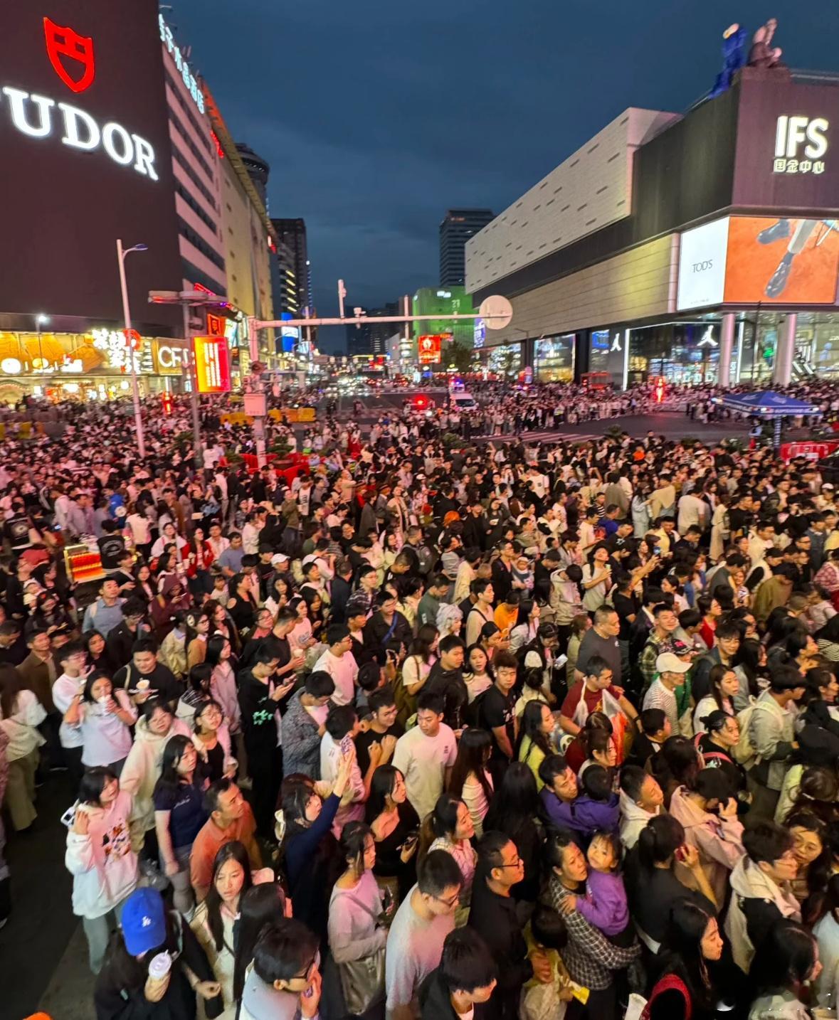 大家在哪里人人人人人人人人人？#国庆各地旅游现状# ​​​