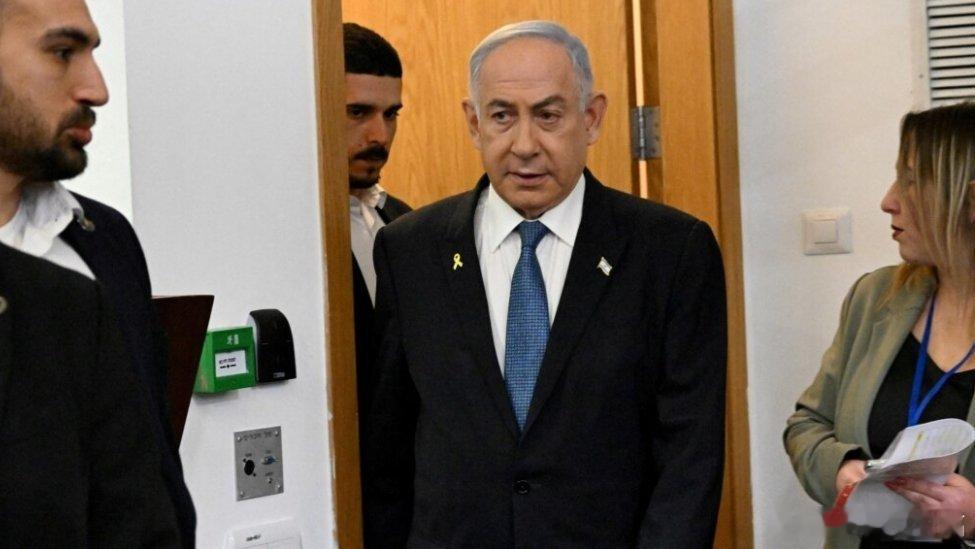 凤凰新闻【内塔尼亚胡麻烦大了：总统暂缓赦免、死对头联手，内部也有“不臣之心”】【