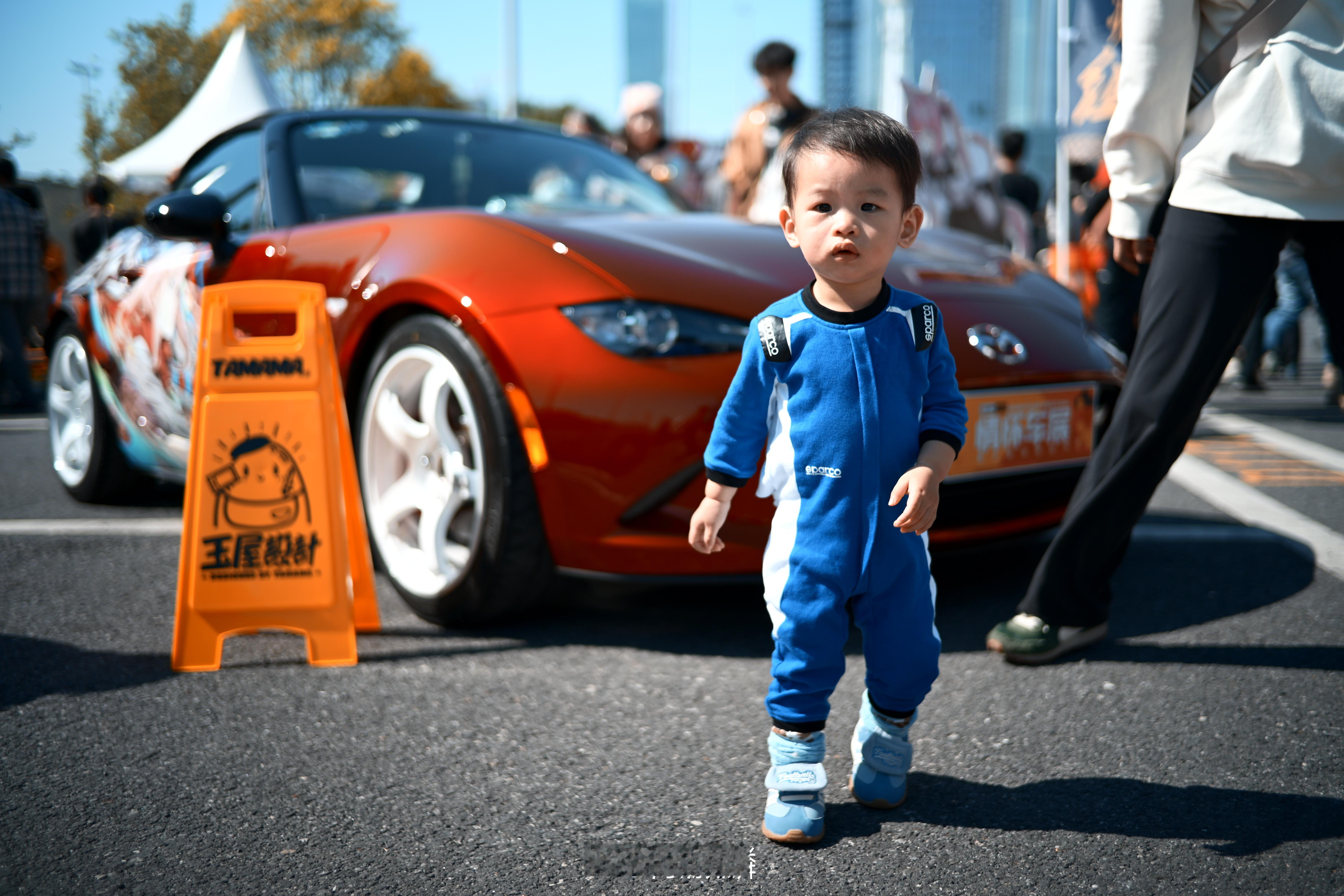 情怀车展的日与夜记录儿子参加情怀车展的第一年赛车手小澍！ 