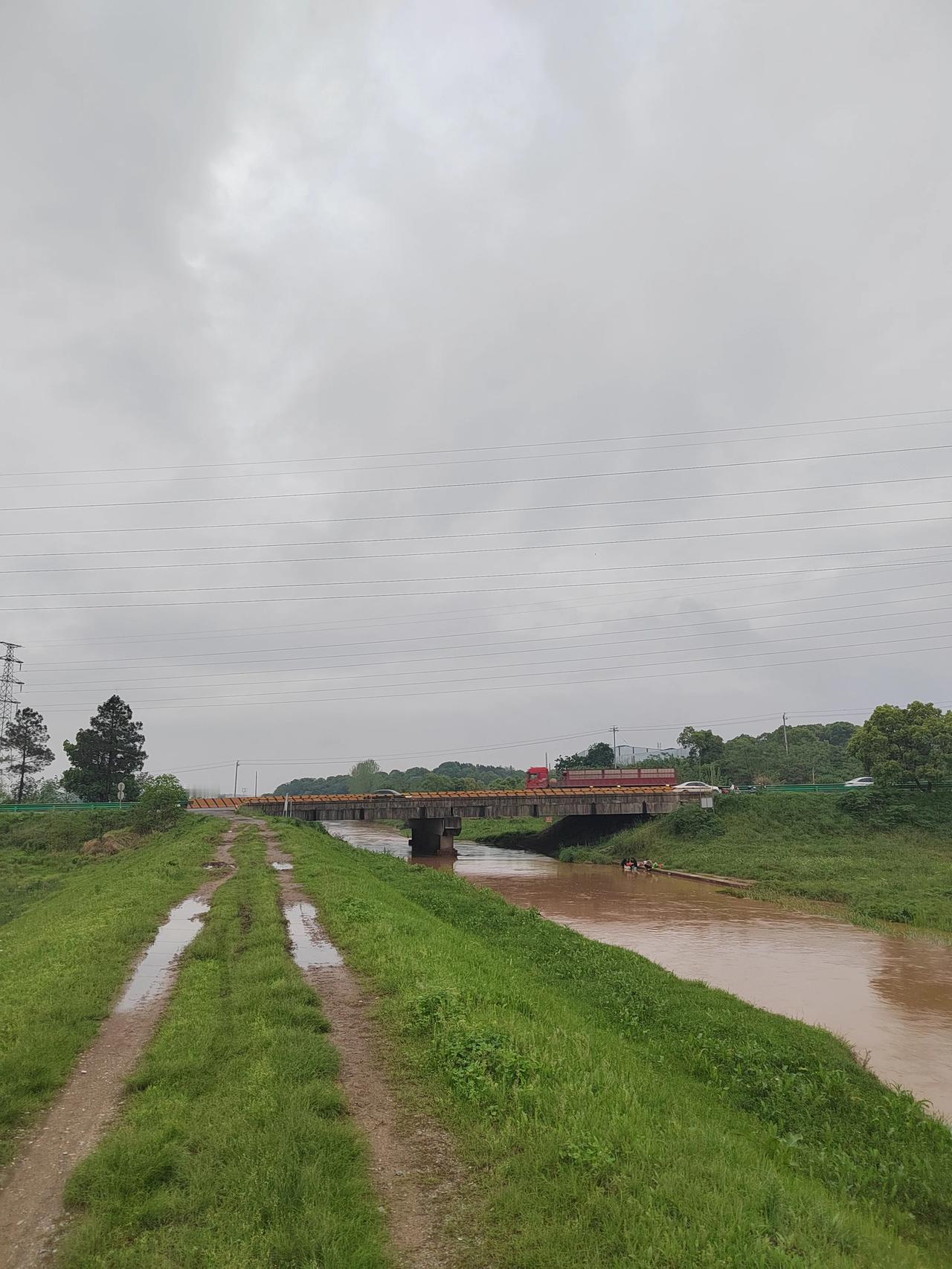 祥符港边眺望高安第二版320国道

早期的第二320国道相当于高安市区的环城北路