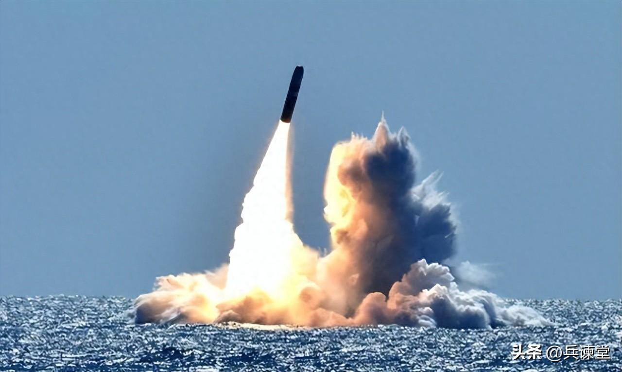 小泉进次郎放话：要是中国再“威胁”我们，日本就该谈谈核武器了。日本人这脑子聪明得