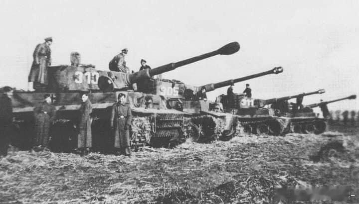 训练中的老虎们，隶属SS101重装甲营，摄于1944年2月的比利时蒙斯。再过4个