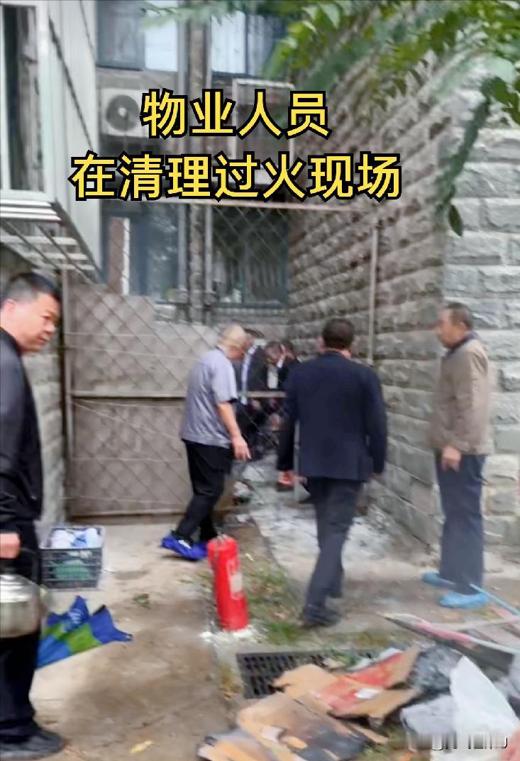 危险一幕！小区突发火情，邻里合力化险

今日，小区西侧突然起火，废品杂物燃烧，火