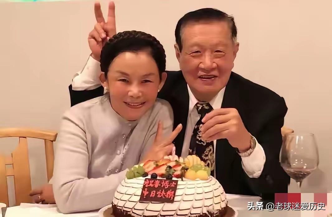 这是2021年李昌钰生日宴上温馨的一幕，身旁是他的第二任夫人蒋霞萍。桌前摆放着精