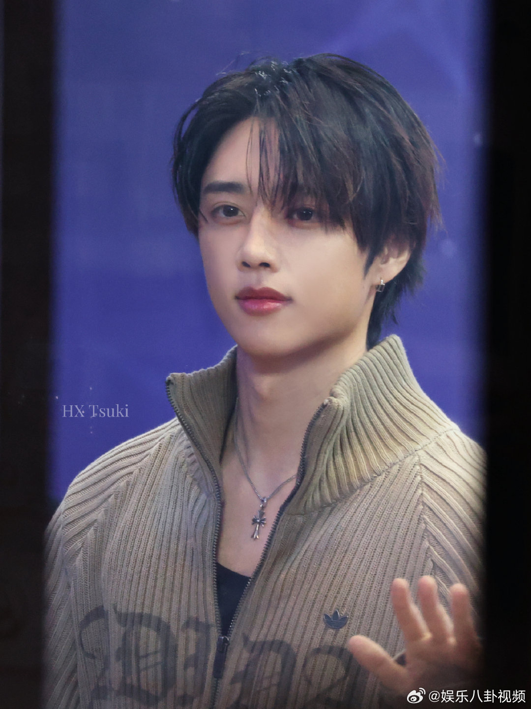 金善旴金善旴自己扛着演出服打车下班金善旴扛着演出服打车下班 金善旴怎么这么心酸，