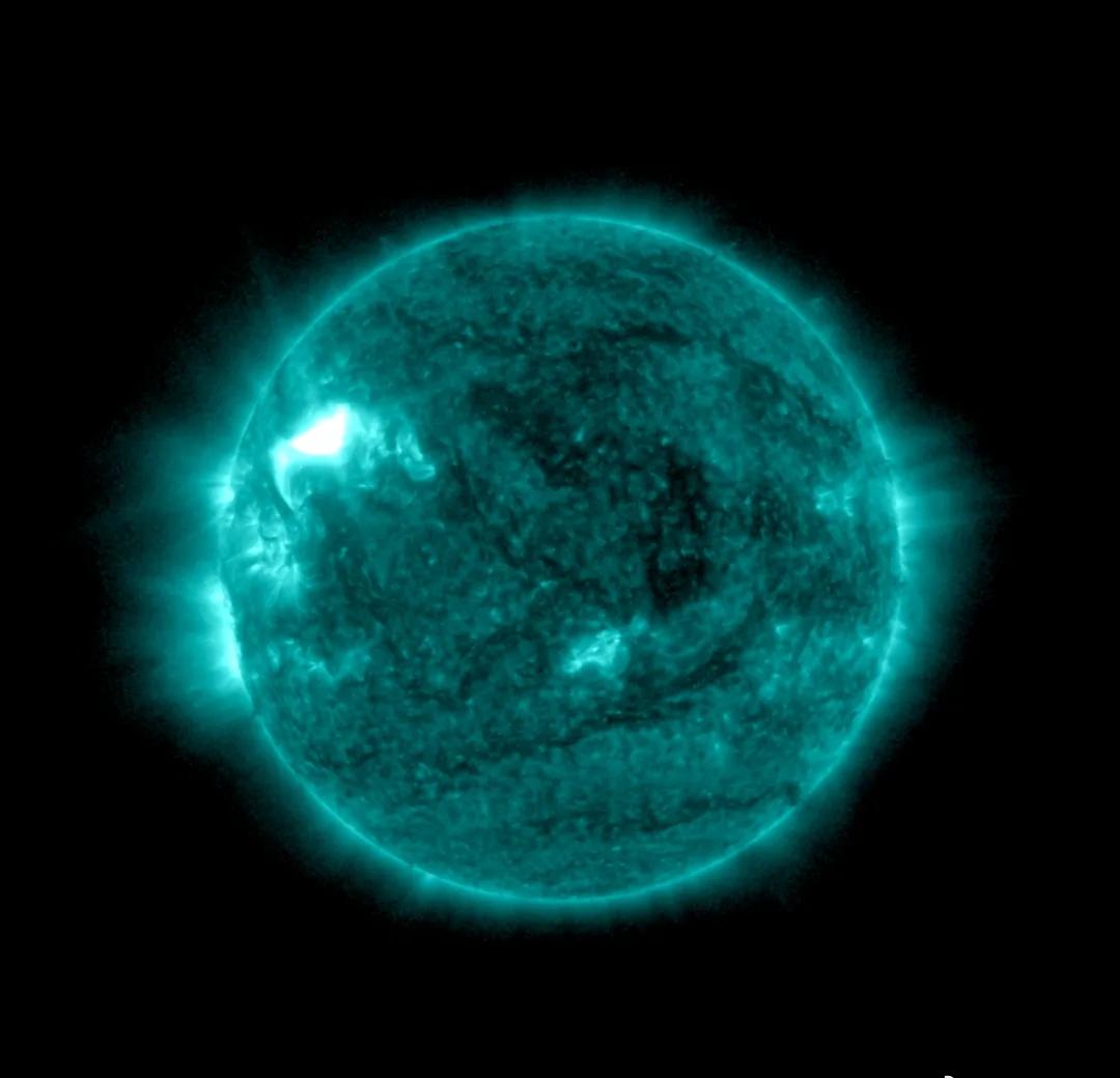 【地磁暴预警！我国这些地区都有机会看到极光，对人体有影响吗？】@北京发布
网页链