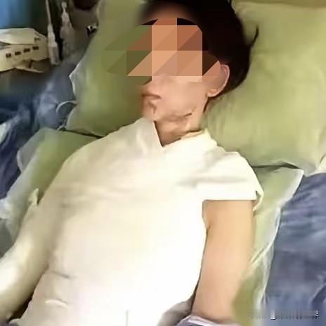 这就是嘴欠的下场！17岁火锅店服务员加汤慢了些，被女顾客一顿冷嘲热讽。谁也没想到
