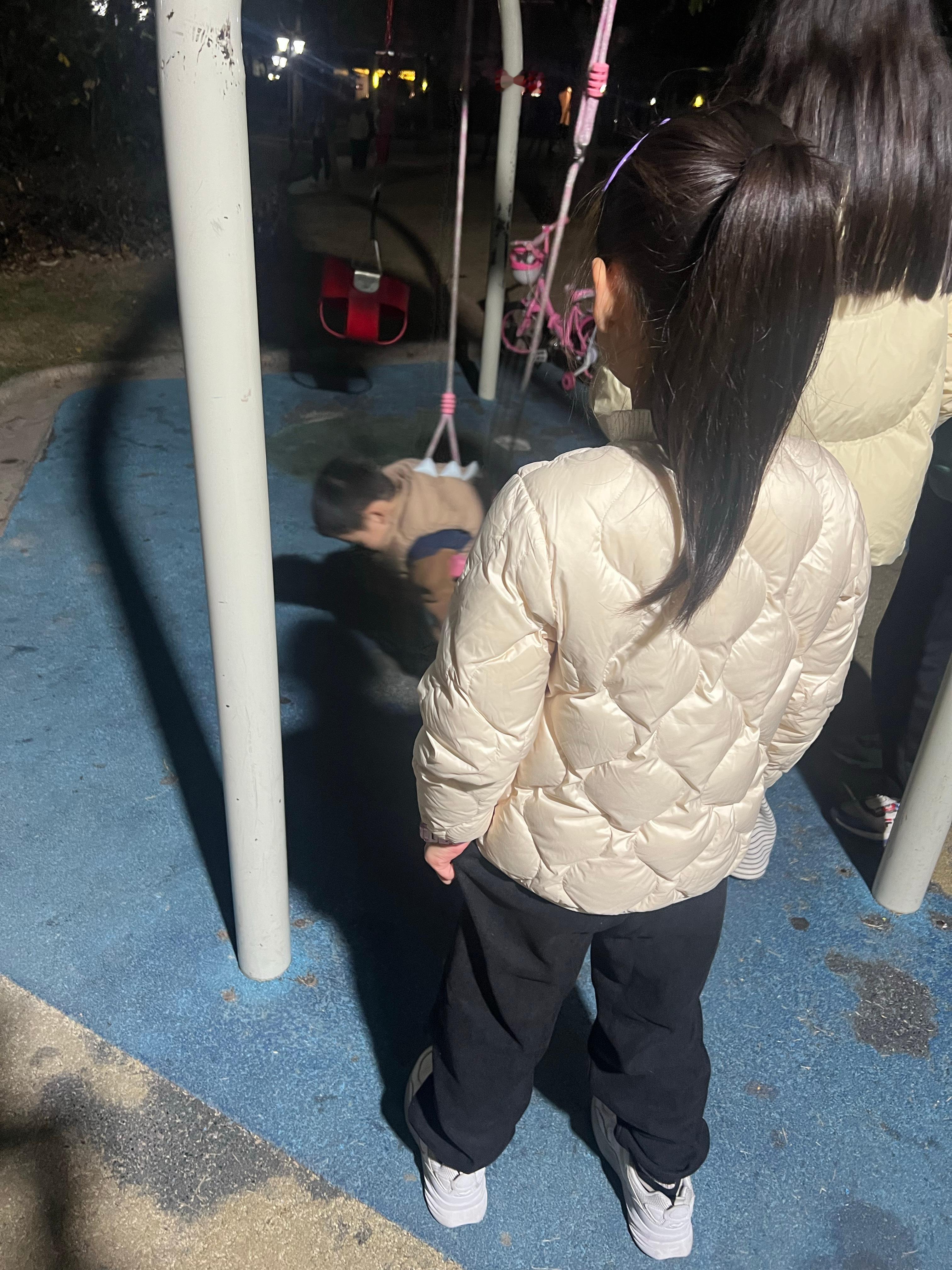 排队玩秋千～米米的成长记录