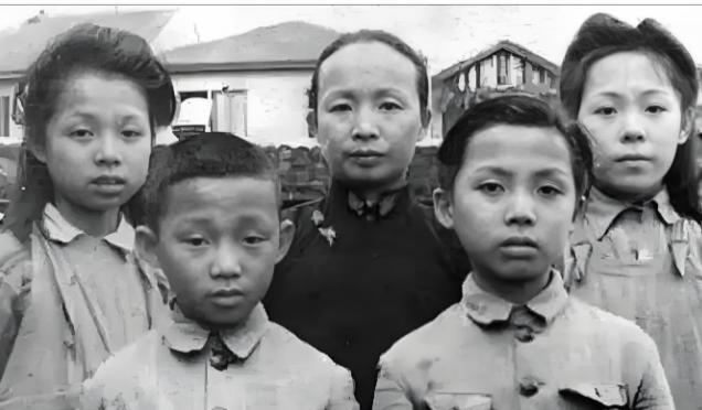 [微风]上海解放后，抗日英雄谢晋元遗孀带着4个儿女流落街头、走投无路，抱着试一试