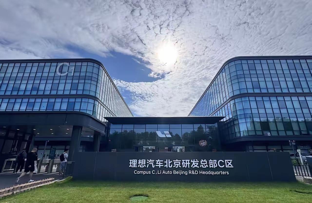 以前跑高速最怕啥？充电排队啊，一充半小时起步，服务区逛两圈都逛腻了😂

现在理