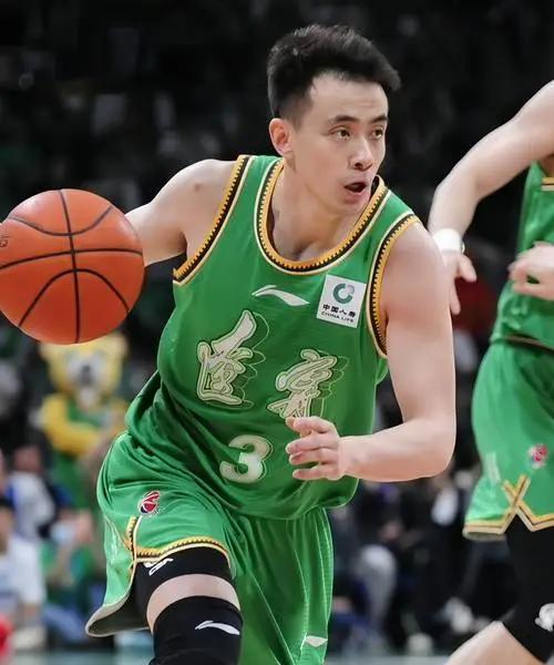 大家发现没，随着辽宁97-86击败广州，辽宁获得一波久违的6连胜，辽宁的排名也是