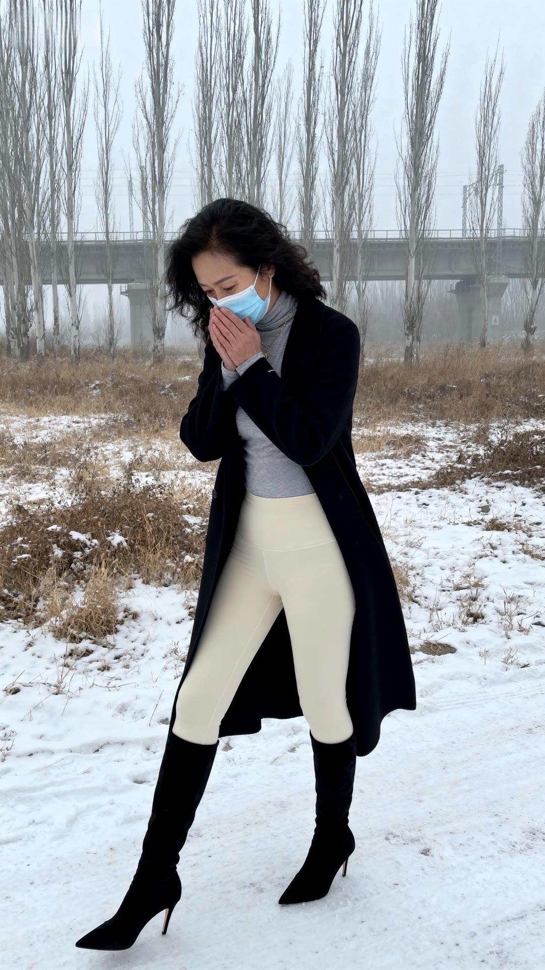 参加同学聚会，发现自己是穿着最保守的。尤其是离婚的那几个个，不仅露出乳沟，脚上也