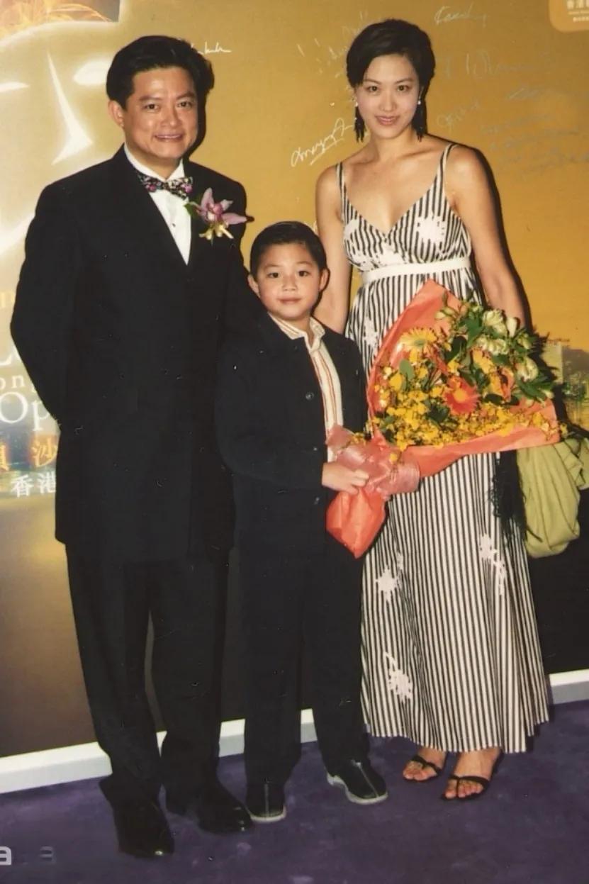 曾经恩爱的一家人，妻子美丽知性、端庄秀丽，儿子英俊潇洒！莫华伦与前妻邱文伶相伴走