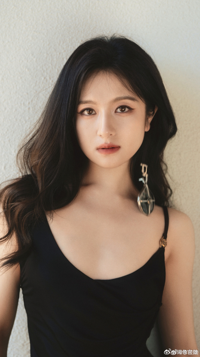 李兰迪美到没发现耳环掉了李兰迪表情管理的神 这张脸真的是美的太权威了吧，我们的李