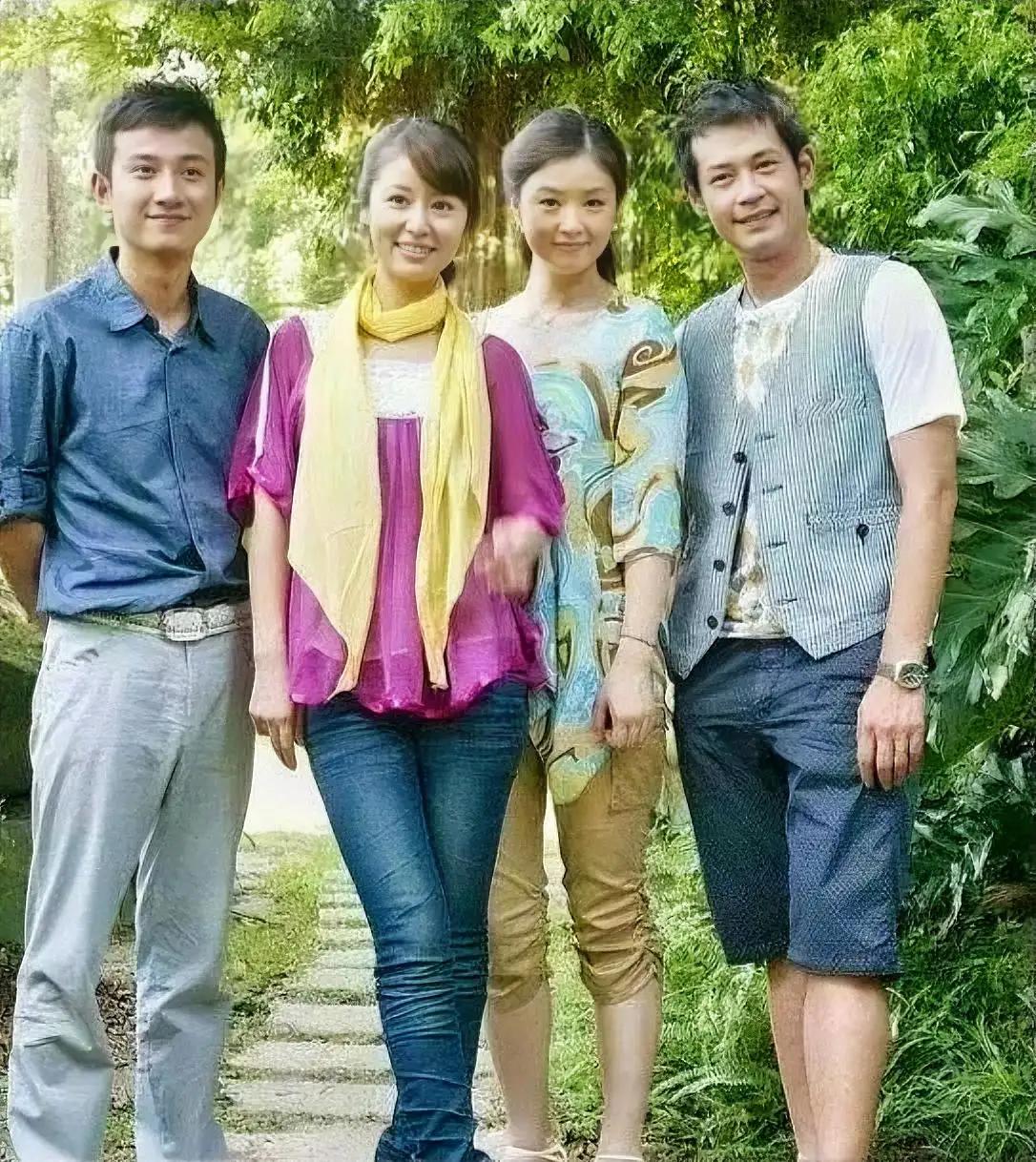 这张合影中你能认出几个人呢？

一张旧照合影，四人正是好青涩的年纪。虽然两位美女