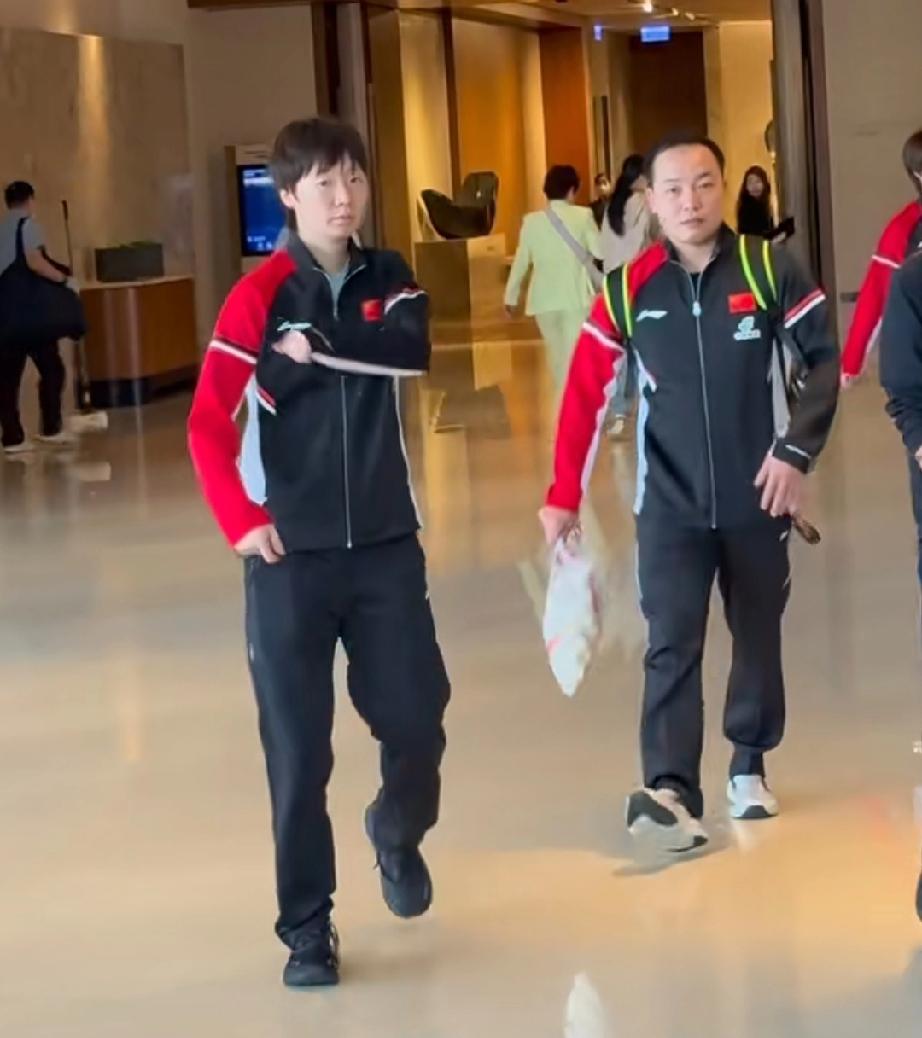 王曼昱和任浩指导刚从训练场回到酒店，只见鳗鱼在走路的时候，也不忘记练球，自己一个