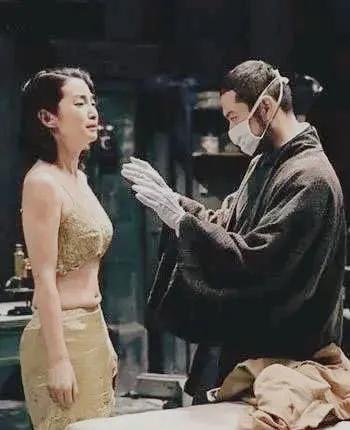 在拍摄电影《风声》时，李冰冰经历了一场难忘的拍摄经历。在一场戏中，她需要面对被脱