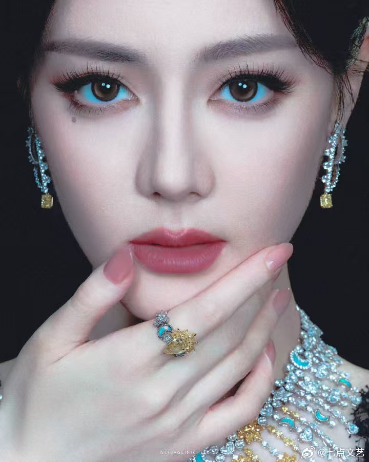 迪丽热巴黑裙碎钻 碎钻是夜空的星，黑裙是温柔的梦，她一笑，整个世界都为她倾倒！一