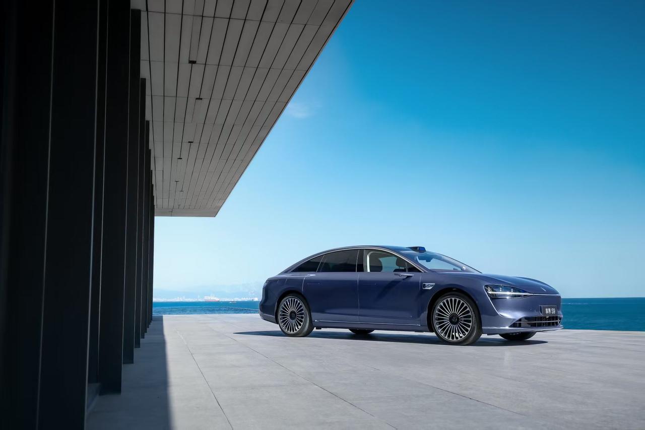 享界发布新款S9官图，延续“寰宇”设计，换装全新车标、星河大灯、星云贯穿尾灯及新