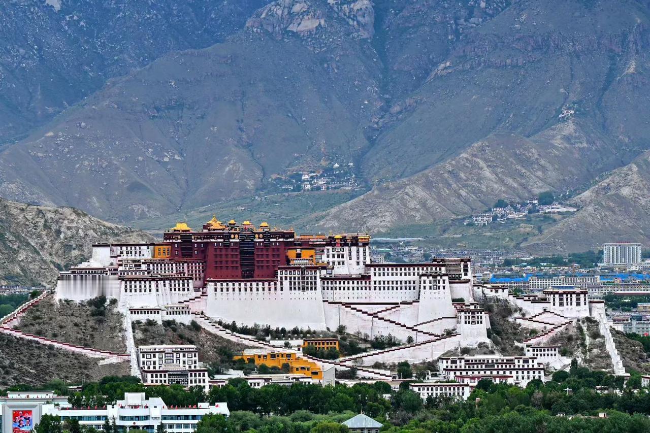 稳市护盘显担当 A股韧性安民心

为管理层多措并举稳定股市、严厉打击恶意做空势力